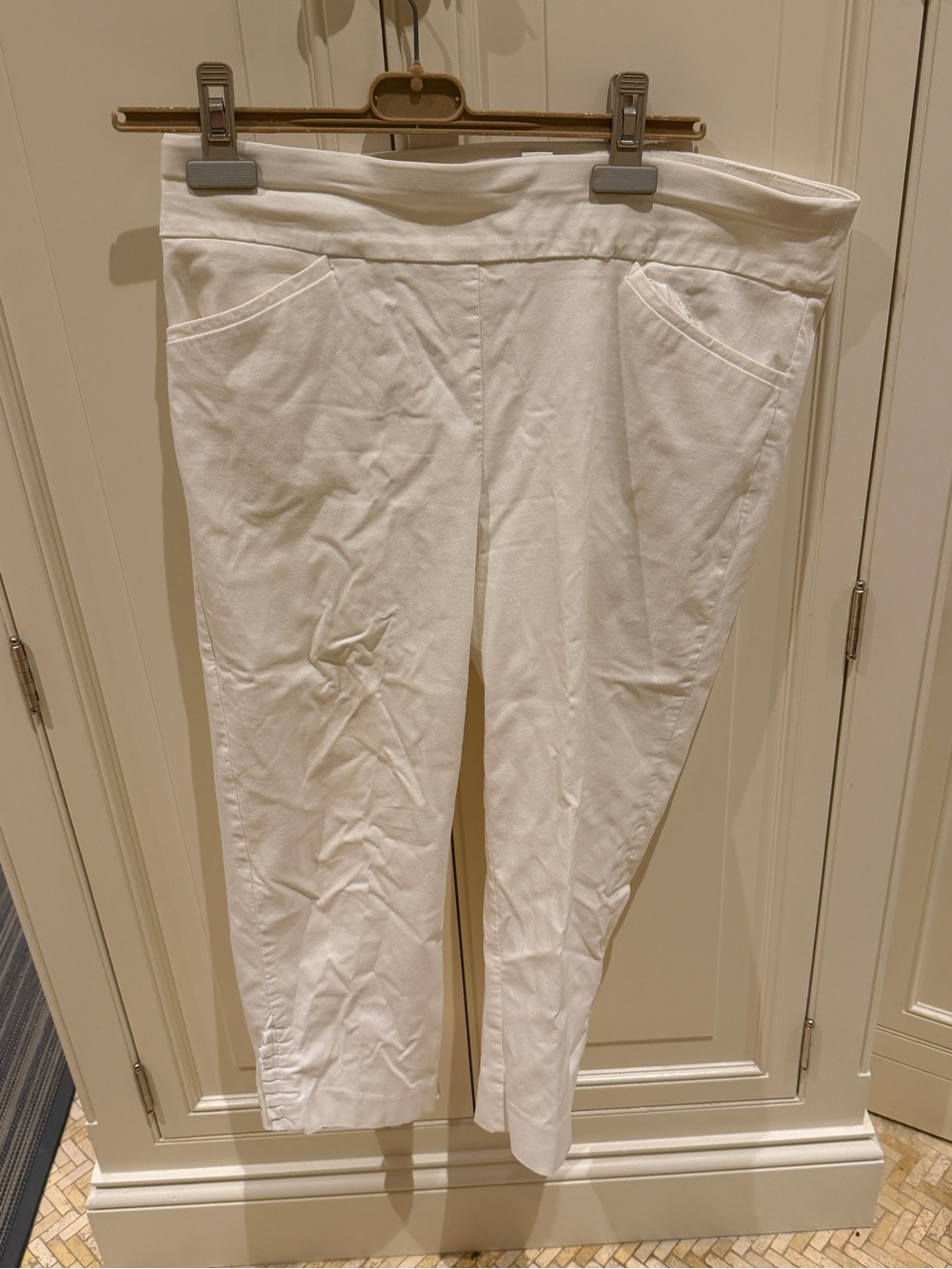 Chico's White Pull-On Cropped Capri Pants